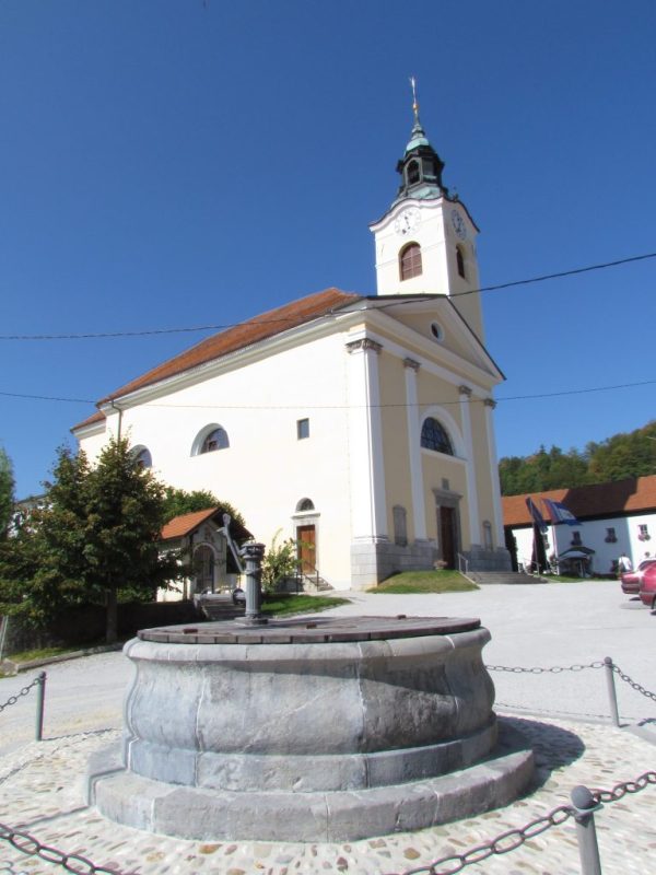 cerkev-in-vodnjak-768x1024